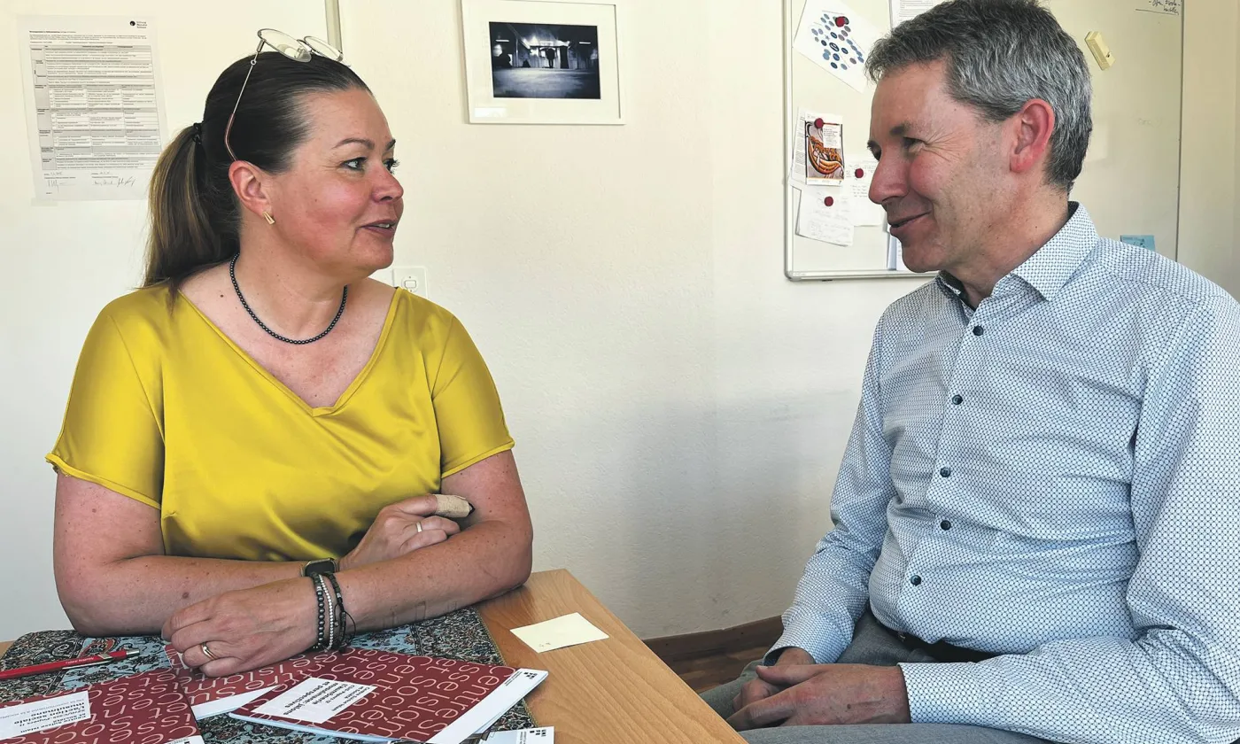 En dix ans, le CSIS – ici Mallory Schneuwly Purdie et Hansjörg Schmid – a développé une approche à l’écoute des besoins de terrain, faisant dialoguer la recherche avec les acteurs concernés et le reste de la société. ©Camille Andres