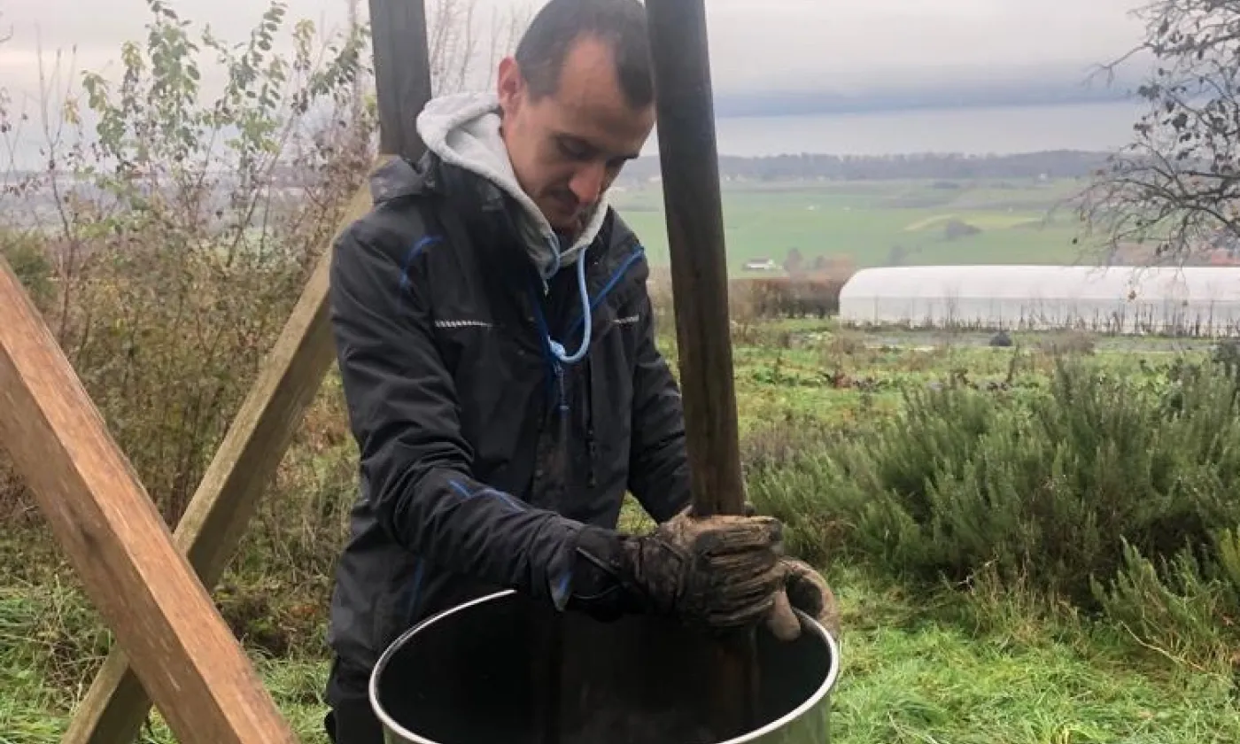 Raphaël Gétaz et sa cuve de dynamisation ©Laurence Bolomey / RTSreligion