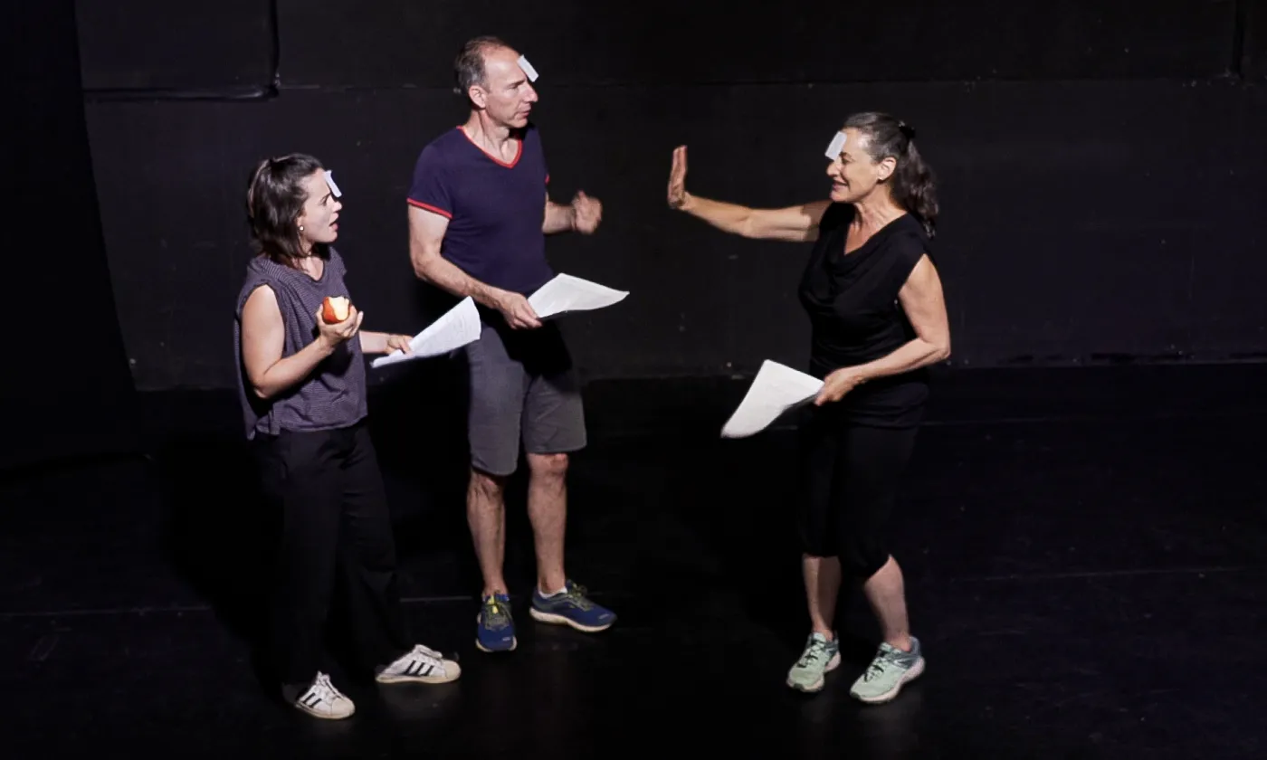 Le metteur en scène et ses deux comédiennes. ©PIFI