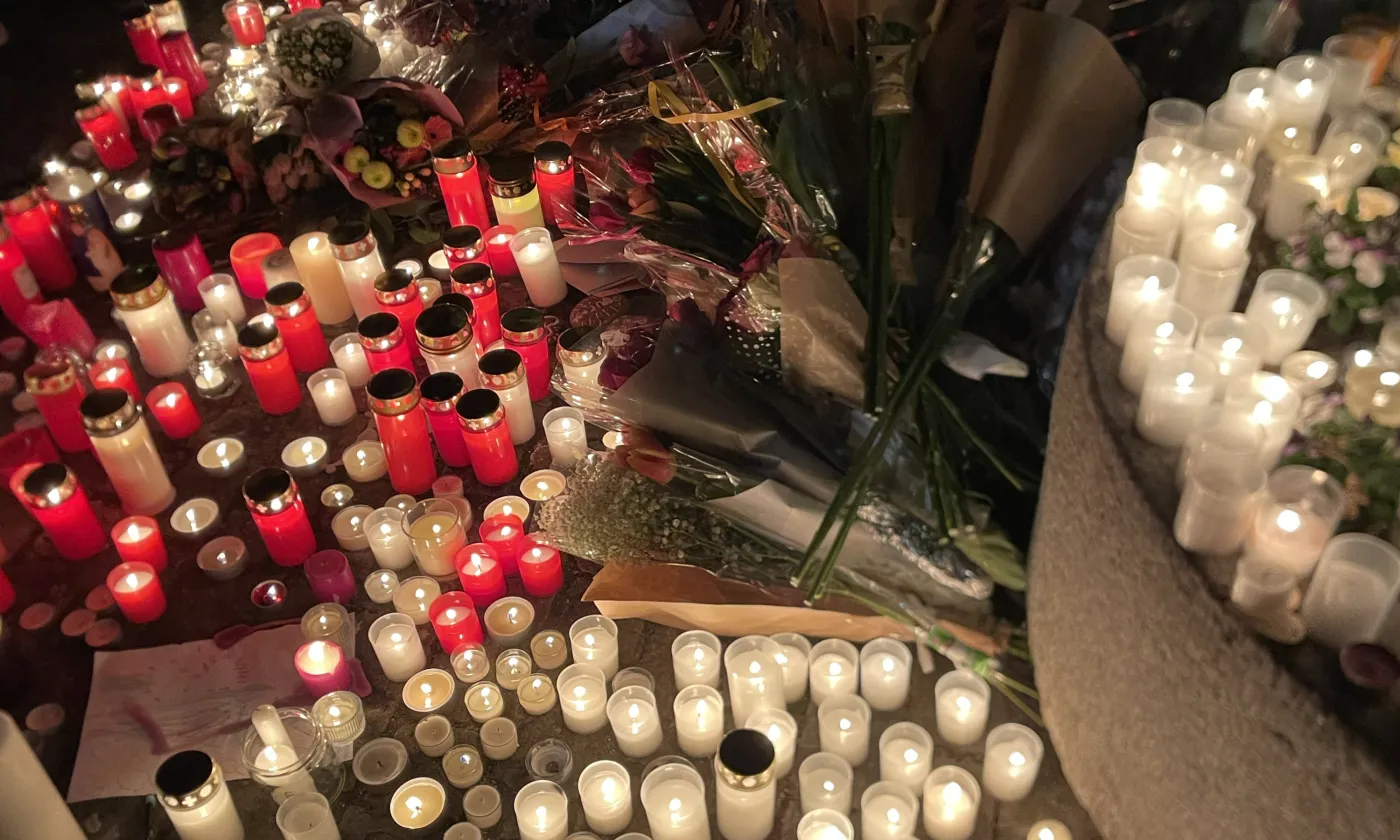 Grande émotion à Lutry lors d’un recueillement au temple le samedi 3 janvier. © Benjamin Corbaz/EERV