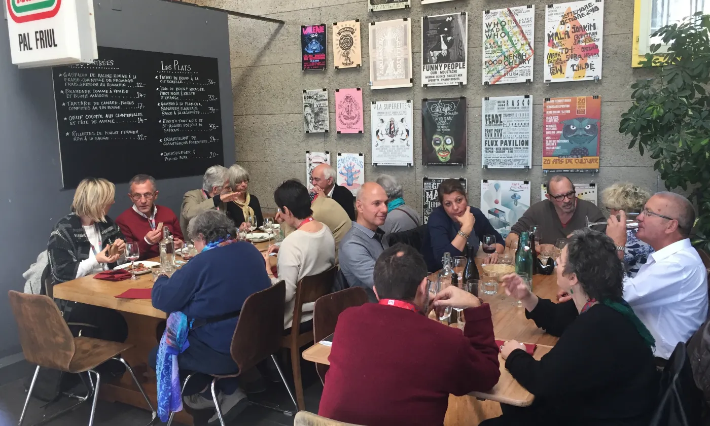 Le Prix Farel permet à des réalisateurs de se rencontrer pour partager leurs points de vue. Ici, lors d'une pause repas au restaurant Interlope à Neuchâtel en 2016 @ Tiziana Conti