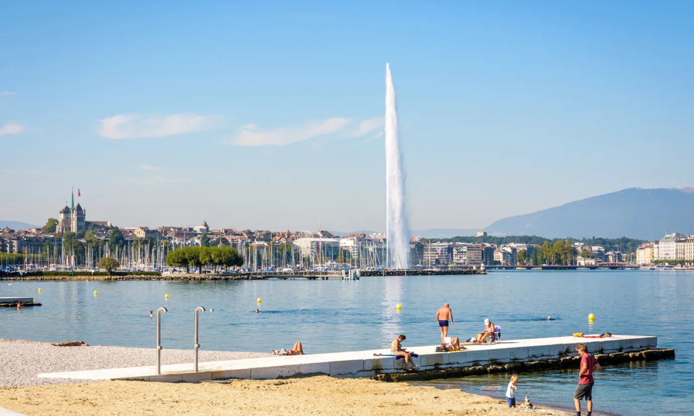La plage des Eaux-Vives à Genève ©iStock/Olrat