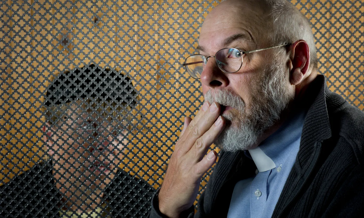 Trahir le secret de la confession? 40 prêtres français l’ont fait (ou presque), en racontant anonymement tout ce qui se fait actuellement en matière de péché. Le journaliste du Parisien Vincent Mongaillard, dans «Je vous pardonne tous vos péchés », cartographie une France de catholiques pénitents partagés entre homosexualité, avortement, adultère. Confession: 40 prêtres français passent aux aveux