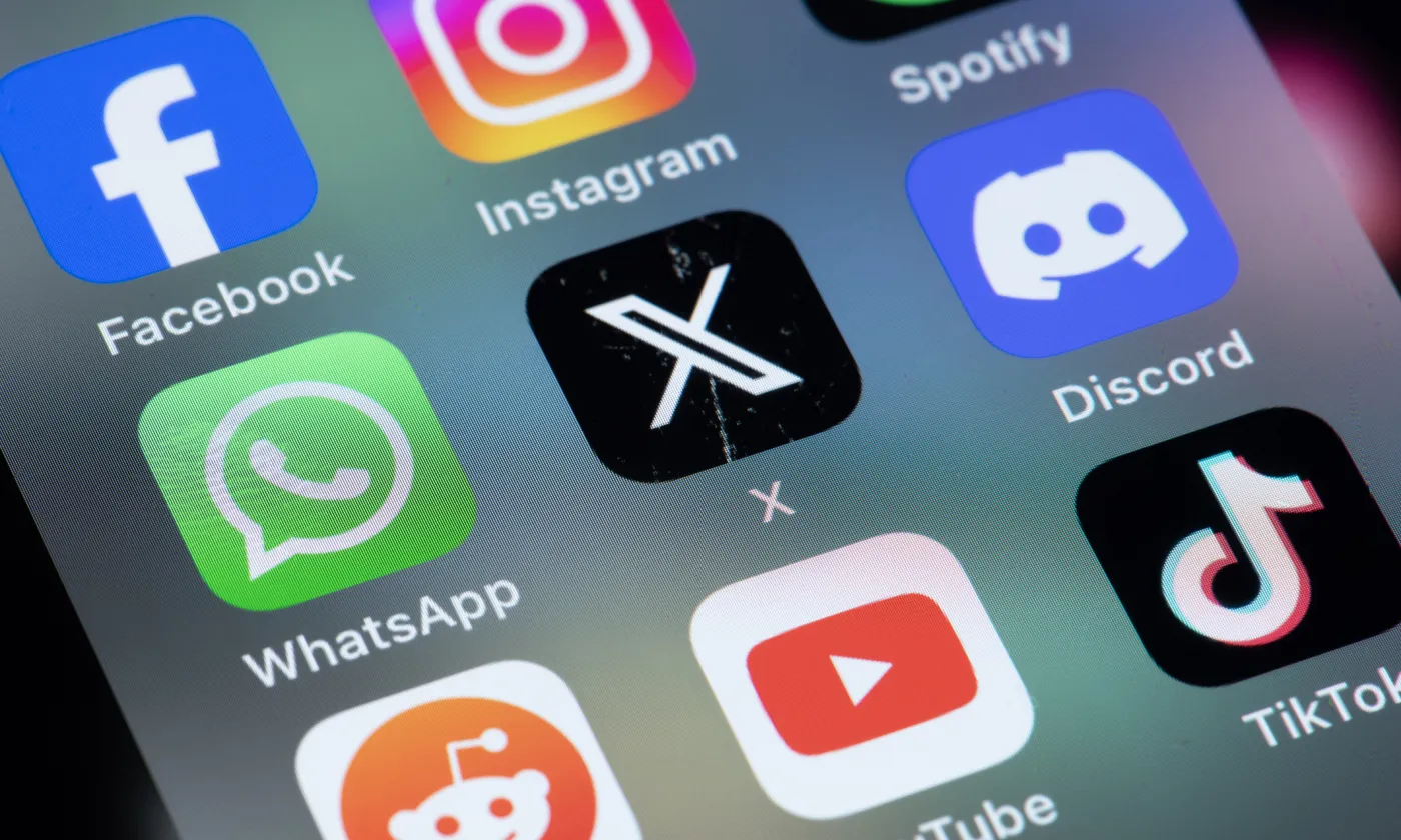 applications X, Facebook, YouTube etc sur un smartphone (c) iStock