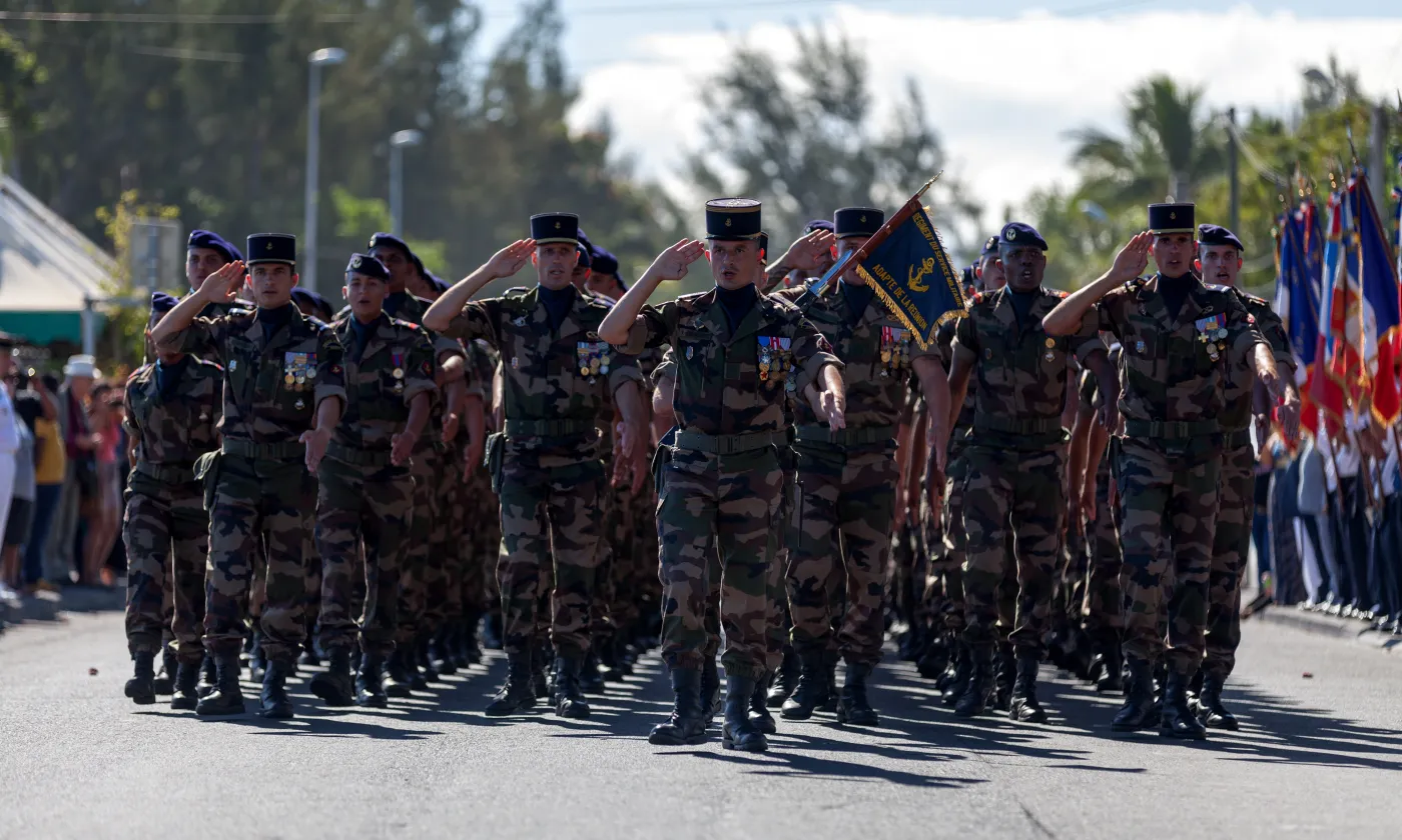 Bataillon de soldats français en marche © Istock / Gwengoat Bataillon de soldats français en marche © Istock / Gwengoat
