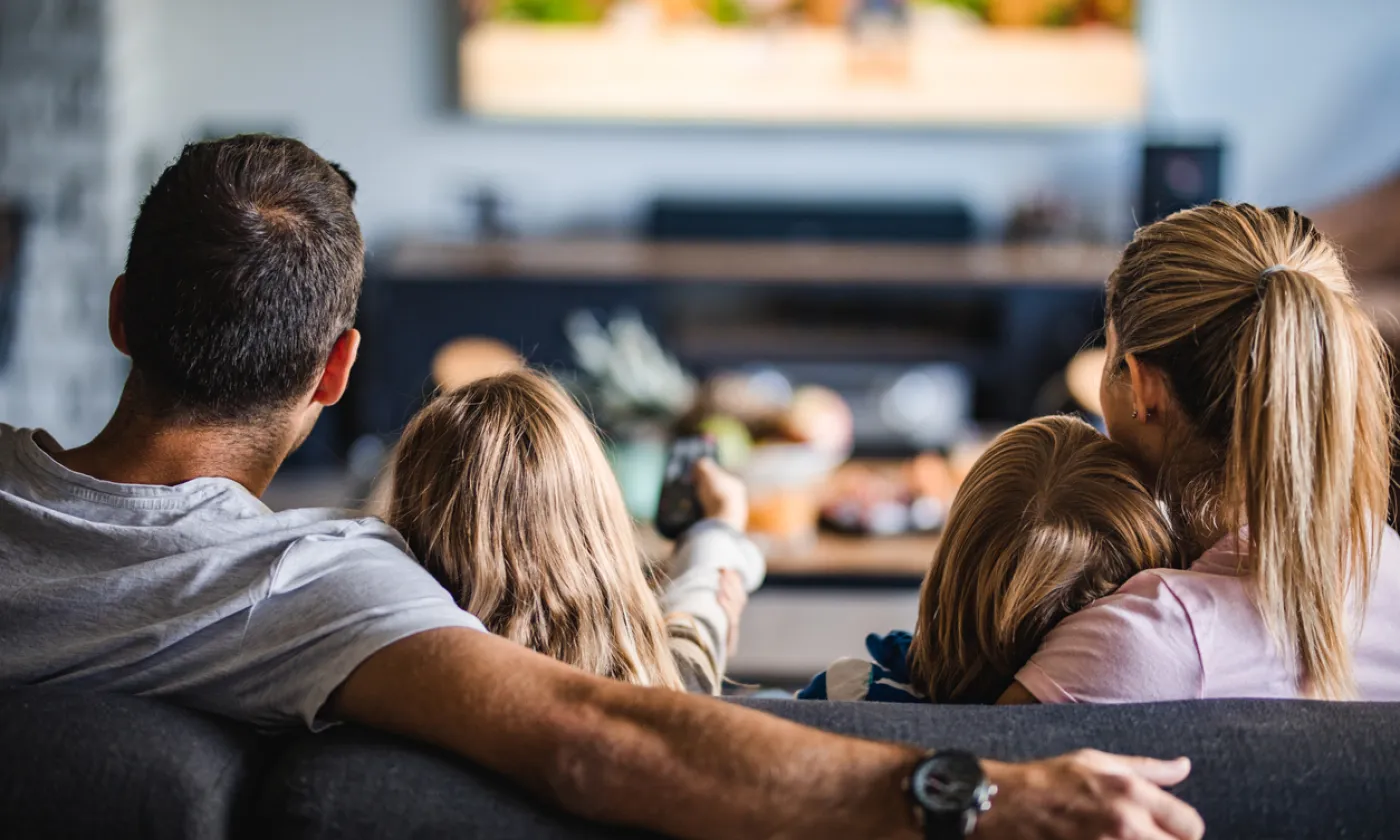 Plusieurs familles vivent des cultes en ligne depuis leur salon, en période de confinement. Istock/skynesher