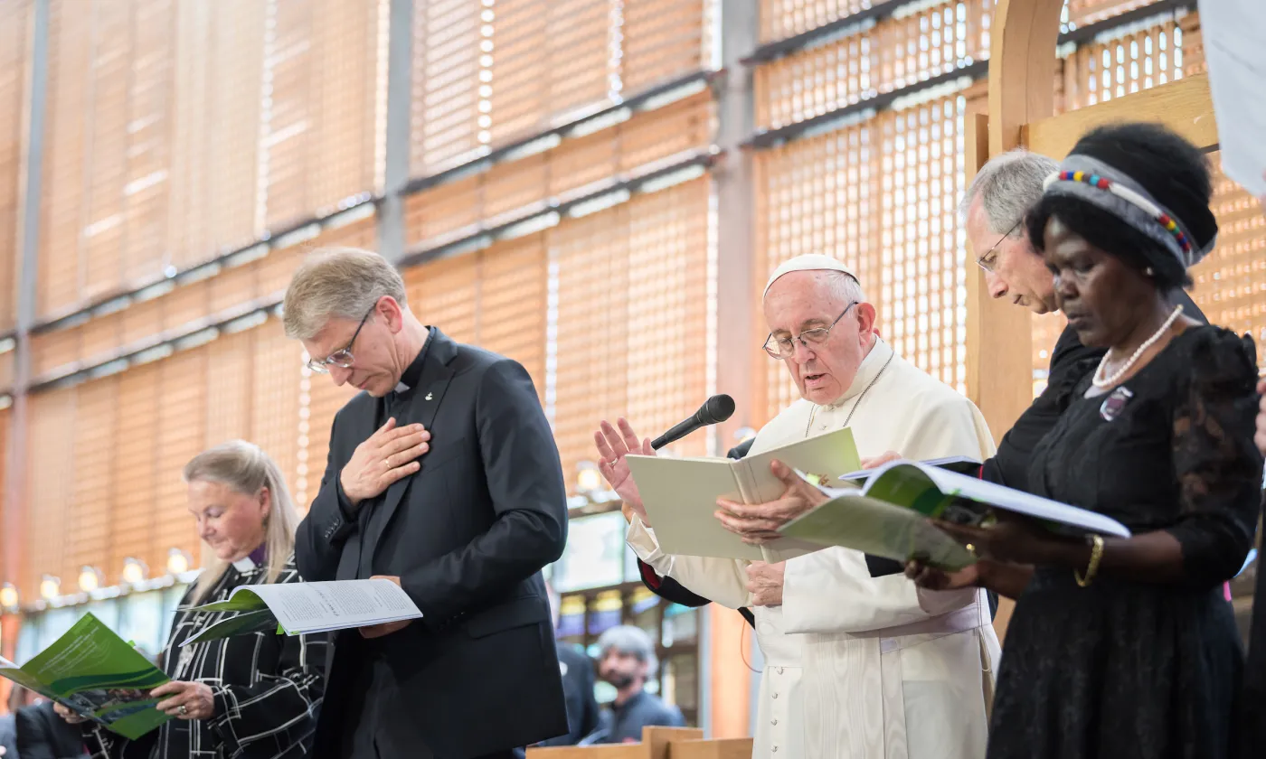 Le pape François donne sa bénédiction lors du service œcuménique, accompagné des responsables du COE. Photo: Albin Hillert/COE Le pape François donne sa bénédiction lors du service œcuménique, accompagné des responsables du COE. Photo: Albin Hillert/COE