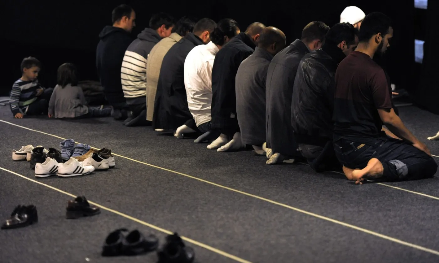 Des musulmans de Suisse prient lors de la conférence annuelle du Conseil Central Islamique Suisse, CCIS, ce samedi 19 février 2011 au Palais des Congrès de Bienne. Keystone/Laurent Gilliéron