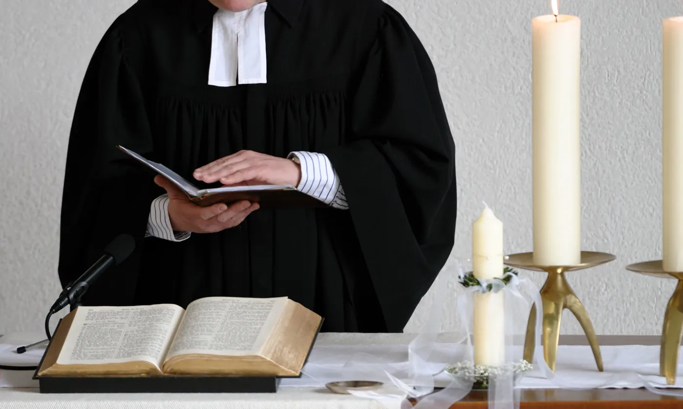 Un pasteur en robe lors d’une célébration. ©iStock / Freder