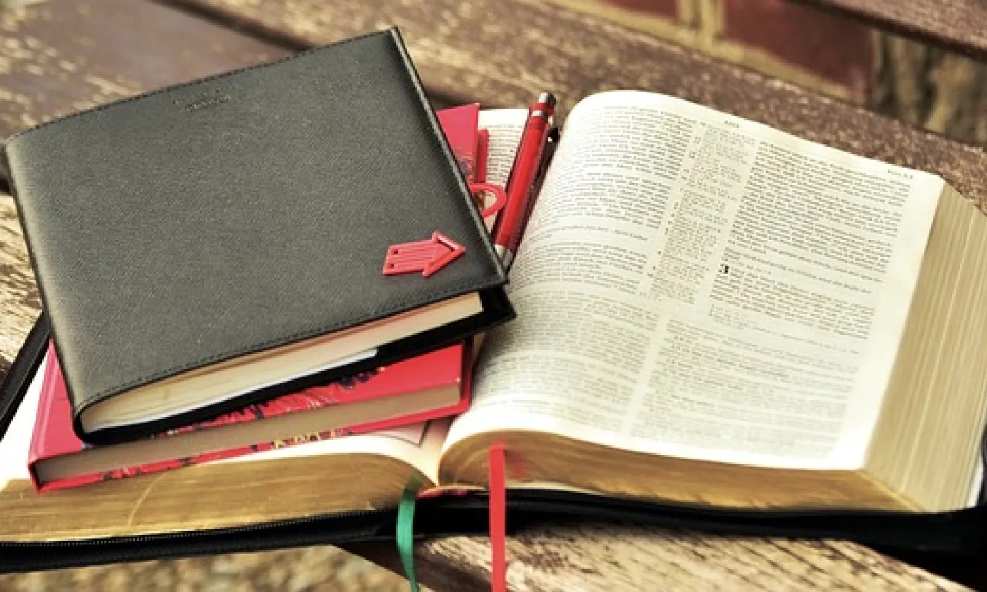 Une Bible et des carnets de note pour réfléchir (source : pixabay)