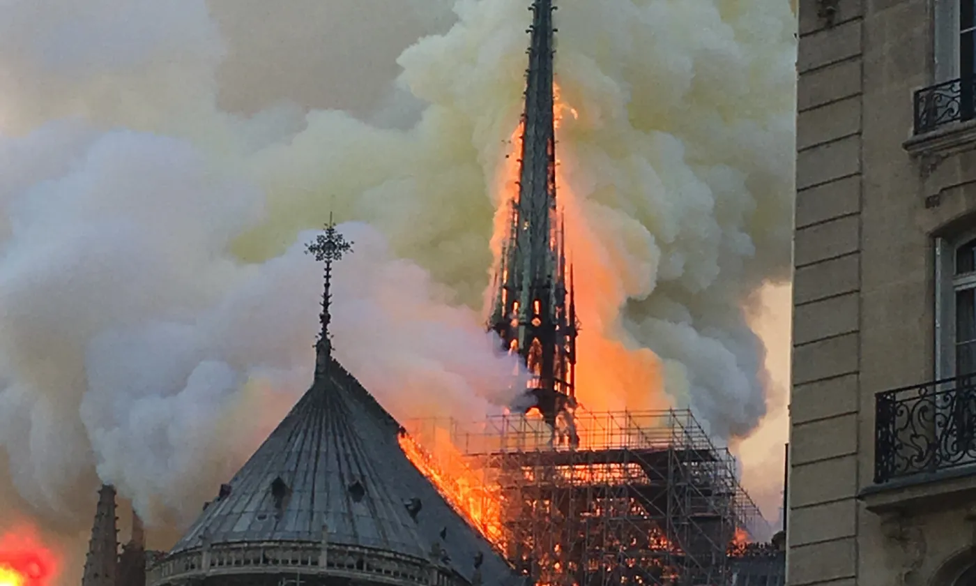 Incendie de Notre Dame CC(by-sa) Antoninnnnn, Wikimédias. Recadré.