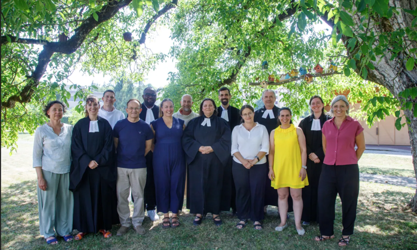 De gauche à droite : Isabelle Reust Bovard, Sophie Maillefer, Eric Bianchi, Hervé Maxton, Christo Karawa, Katja Garone, Bertrand Quartier (diacre officiant), Joan Charras-Sancho, Amaury Charras, Dana Fell, Nicolas Monnier (pasteur officiant), Anne Alberti, Nina Jaillet et Céline Chabloz. © EERV