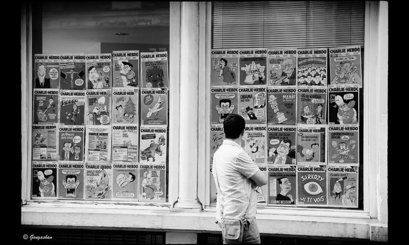 Vitrine de la rédaction de «Charlie Hebdo», prise avant l'incendie de leur précédent local. Flickr / Gongashan