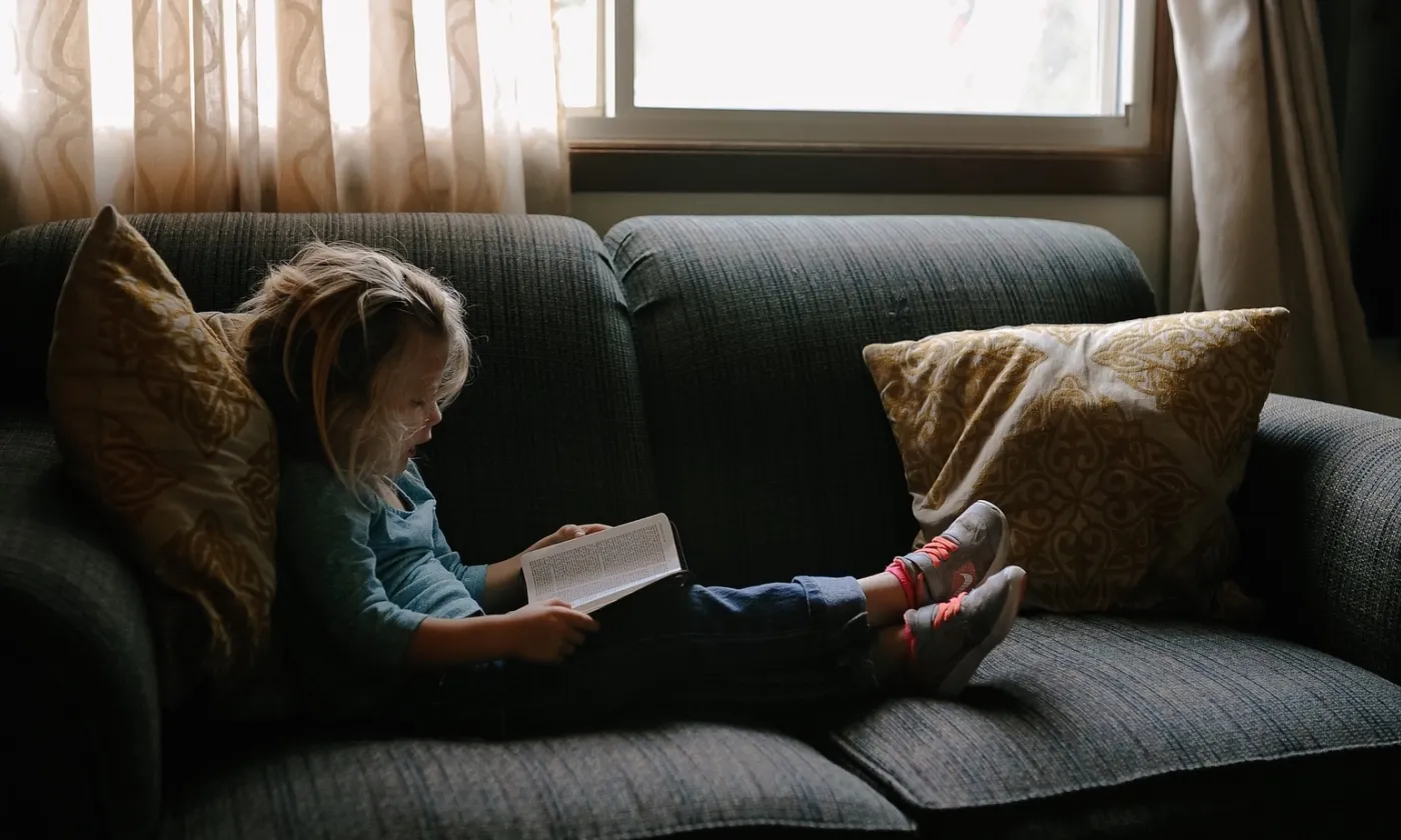 Une fillette lit la Bible StockSnap /Pixabay